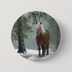 Bóton Redondo 5.08cm Cavalo marrom em uma floresta de inverno com neve