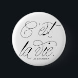 Bóton Redondo 5.08cm C'est La Vie Cote Tipografia Chic<br><div class="desc">C'est La Vie! Botão de pi moderno e chic com tipografia de script chic. Personalize adicionando um nome. Este botão de citação de tipografia será perfeito como presente.</div>