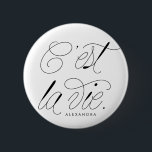 Bóton Redondo 5.08cm C'est La Vie Cote Tipografia Chic<br><div class="desc">C'est La Vie! Botão de pi moderno e chic com tipografia de script chic. Personalize adicionando um nome. Este botão de citação de tipografia será perfeito como presente.</div>