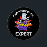 Bóton Redondo 5.08cm Che-miss-try Funny Science Chemistry Pun Dark BG<br><div class="desc">Che-miss-try Funny Science Chemistry Pun apresenta um belo criador de química a explodir. Presente perfeito para família e amigos que adoram trocadilhos de química fofos.</div>