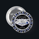 Bóton Redondo 5.08cm Chips Poker do Partido dos Solteiros - Botão Azul<br><div class="desc">🥇 UM DESIGN DE ARTE DE DIREITOS AUTORAIS ORIGINAL, DE Donna Siegrist, DISPONÍVEL SOMENTE NO ZAZZLE! Pino de Botão do Chip Poker no estilo do cassino. Convidados para o Bachelor Party (Adicione sua cidade e seu estado). Apresentando um design de tema azul escuro, prata e preto em Las Vegas pronto...</div>