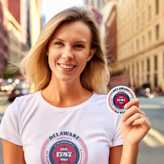 Bóton Redondo 5.08cm Círculo Patriótico de Delaware com Detalhes do Est (A young woman holding the Delaware Circle button designed by The American Family.)