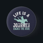 Bóton Redondo 5.08cm Citação Inspiracional De Horseriding Aproveite A C<br><div class="desc">A vida é uma jornada. Aproveite a carona. Design de asas inspiracionais e motivacionais para aqueles que adoram andar de cavalo ou jogar polo esportivo. Vintage legal e mercadorias equestres angustiadas para amantes de cavalos, cavaleiros ou trabalhadores de celeiros. Perfeito para celebrar o Dia Nacional do Cavalo Adoro. presente de...</div>