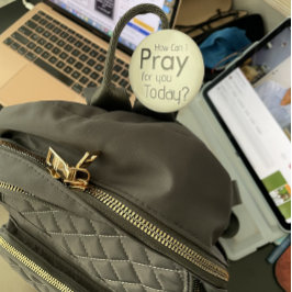 Bóton Redondo 5.08cm Como Posso Rezar Por Ti? cristão