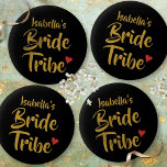 Bóton Redondo 5.08cm Coração Vermelho Dourado do Script Bride Tribe<br><div class="desc">A tendência divertida personalizou crachás de chá de panela. Um extra perfeito para você e sua equipe da tribo vestir enquanto celebra sua ocasião importante! Projetado por Thisnotme©</div>