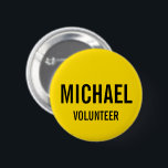 Bóton Redondo 5.08cm Crachá Voluntário Amarelo com Nome Personalizado<br><div class="desc">O Voluntário Amarelo Badgefeitando nome e título em negrito significa fonte serif em fundo amarelo.

Perfeito também para estagiário,  equipe,  funcionarios,  grupo,  equipe e muito mais.</div>