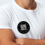 Bóton Redondo 5.08cm Despedida de Solteiro Compre-me uma Bebida Noivo P<br><div class="desc">Este botão preto e branco Compre-me uma Bebida Estou Casando apresenta script personalizado e o link do seu site para o seu site de pagamento escolhido para as pessoas no bar comprarem coquetéis para você na noite anterior ao seu casamento. Ótimo para uma despedida de solteiro ou solteira!</div>