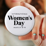Bóton Redondo 5.08cm Dia Internacional da Mulher | 8 de março Botão<br><div class="desc">8 de março é o botão do Dia Internacional da Mulher. Botão de texto colorido preto e branco para celebrar a igualdade das mulheres.</div>