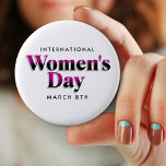 Bóton Redondo 5.08cm Dia Internacional da Mulher | 8 de março Botão<br><div class="desc">8 de março é o botão do Dia Internacional da Mulher. Botão de texto de cor roxa e preta para celebrar a igualdade das mulheres.</div>