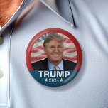 Bóton Redondo 5.08cm Donald Trump Foto - Presidente 2024 American Flag<br><div class="desc">Um design clássico com uma fotografia do homem concorrendo ao presidente novamente. Ele está concorrendo às eleições de 2024 para a passagem republicana. Uma foto ou um Trump com uma bandeira americana como fundo. O slogan "Keep America Excelente" também está incluído neste design. Um design de campanha de vintage para...</div>