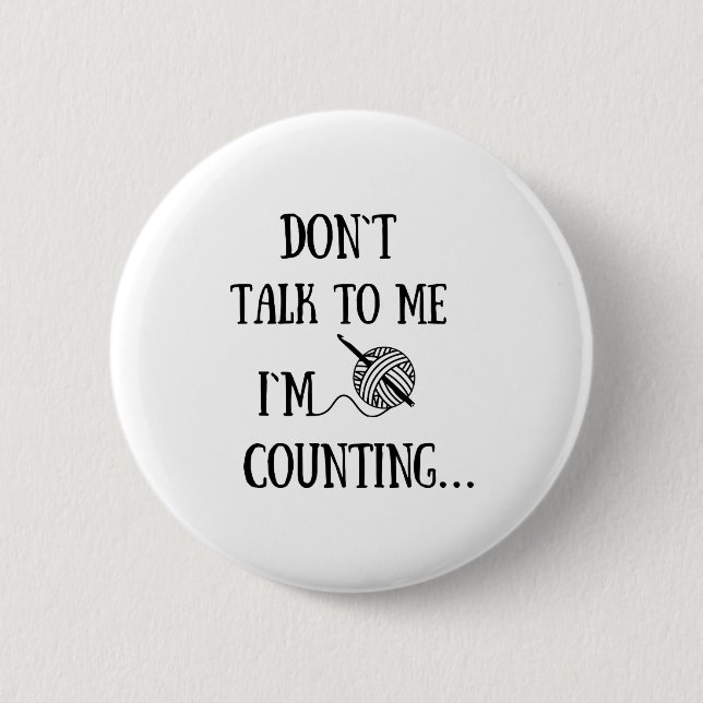 Bóton Redondo 5.08cm Dont Talk To Me Im Counting Funny Crochet  (Frente)