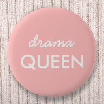Bóton Redondo 5.08cm Drama Queen | Moderna Trendy Cute Pink Na moda Div<br><div class="desc">Simples,  na moda,  "rainha do drama",  divertida e legal citação crachá de arte na tipografia moderna minimalista em branco sobre um fundo cor-de-rosa suave que pode ser facilmente personalizado com suas próprias palavras. Esta moda,  fofa design é a declaração perfeita para si mesmo ou como presente para um amado!</div>