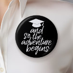 Bóton Redondo 5.08cm E Então A Aventura Começa - Graduação<br><div class="desc">Adicione 2020,  2021 ou qualquer ano a esta design. Isto pode ser usado para qualquer formando ou reunião - segundo grau,  faculdade,  escola de formando,  enfermagem,  escola de medicina ou mesmo escola de comércio.</div>