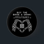 Bóton Redondo 5.08cm Edgy Skeleton Mãos Comprar A Noiva Um Botão De Beb<br><div class="desc">Este é um botão de "comprar a noiva uma bebida" inspirado em gótica, com mãos esqueléticas e um design escuro humorístico. Edite todas as cores e texto para fazer com que este botão ajustado as suas necessidades de evento e o seu estilo pessoal. Selecione "personalizar este modelo" para fazer outras...</div>
