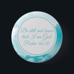 Bóton Redondo 5.08cm Esteja quieto e conheça a bela Bíblia cristã verso<br><div class="desc">Lindas nuvens celestiais brancas e azuis rodeiam este adorável verso Bíblia inspiracional. Fique quieto e saiba que eu sou Deus. Salmo 46:10. Esta citação cristã traz-me sempre paz e calma. Partilhar esta bonito dádiva religiosa do Cristianismo com outros membros da igreja e amigos para se juntarem a eles em oração...</div>