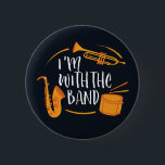 Bóton Redondo 5.08cm Estou com a Banda Engraçada, Banda de Marcha Legal<br><div class="desc">Design de banda de marche engraçado para aqueles que tocam saxofone, trompete ou tambor numa banda, orquestra ou performance musical. Legal mercadoria retrógrada de músicos da banda para geek, nerd ou campo de bandas. Perfeito para a realização de ensaios de bandas e de bandas para jogos de futebol. presente de...</div>