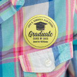 Bóton Redondo 5.08cm Etiqueta de nome personalizado do Formando Segundo<br><div class="desc">Este botão moderno de formando personalizado amarelo e preto apresenta uma tipografia branca típica do seu segundo grau ou nome da faculdade para a classe de 2025. Personalize com o seu ano de graduação com o guião manuscrito preto chic e o boné de formando preto para um nome de etiqueta...</div>