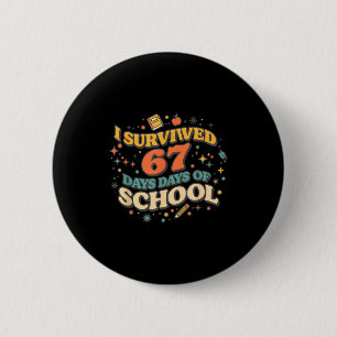 Bóton Redondo 5.08cm Eu Sobrevivi 67 Dias De Escola Meme Retro Professo