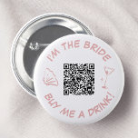 Bóton Redondo 5.08cm Eu sou a noiva Comprar-me um código QR de bebida<br><div class="desc">Este botão de bachelorette divertido apresenta um design de chic com um código QR para pagamentos fáceis, um vidro martini e um gráfico de shell de escallop em uma matiz rosa suave. Perfeito para uma festa de solteira divertida e moderna, o botão encoraja os hóspedes a contribuir para o fundo...</div>