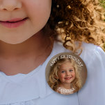 Bóton Redondo 5.08cm Feliz aniversário Foto personalizada, nome e idade<br><div class="desc">Personalize este botão de aniversário adicionando a imagem, o nome e a idade de aniversário do seu filho a este botão Feliz Aniversário na área personalizada. Muito bonito para os convidados vestirem na festa de aniversário de alguém. Também ajuda a identificar quem faz parte da festa de aniversário se estiver...</div>