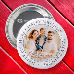 Bóton Redondo 5.08cm Feliz aniversário | Foto Personalizada Simples Clá<br><div class="desc">Este design simples e clássico é composto por tipografia serif e adiciona uma foto personalizada. Use este adesivo como uma etiqueta de presente para o presente para o celebrante de aniversário, </div>