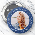 Bóton Redondo 5.08cm Feliz Aniversário - Foto personalizada simples de<br><div class="desc">Este design simples e moderno é composto por tipografia de serifa e adiciona uma foto personalizada.</div>