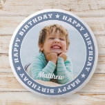 Bóton Redondo 5.08cm Feliz Aniversário Foto Personalizada Simples e Mod<br><div class="desc">Este design simples e moderno é composto por tipografia de serifa e adiciona uma foto personalizada.</div>