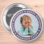 Bóton Redondo 5.08cm Feliz Aniversário Foto Personalizada Simples e Mod<br><div class="desc">Este design simples e moderno é composto por tipografia de serifa e adiciona uma foto personalizada.</div>