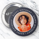 Bóton Redondo 5.08cm Feliz Aniversário Moderno, Foto Personalizada<br><div class="desc">Este design simples e moderno é composto por tipografia de serifa e adiciona uma foto personalizada. "Parabéns" rodeia a foto personalizada.</div>
