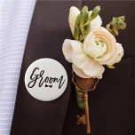Bóton Redondo 5.08cm Festa de casamento do Arco do Escopo Preto do Groo<br><div class="desc">Este design apresenta um moderno e ousado roteiro de caligrafia em preto 'Groom' com sotaque de arco em um fundo branco de marfim clássico. A cor de fundo pode ser alterada para qualquer cor de sua escolha. Você pode adicionar mais texto / informações / detalhes e/ou fotos a este produto...</div>
