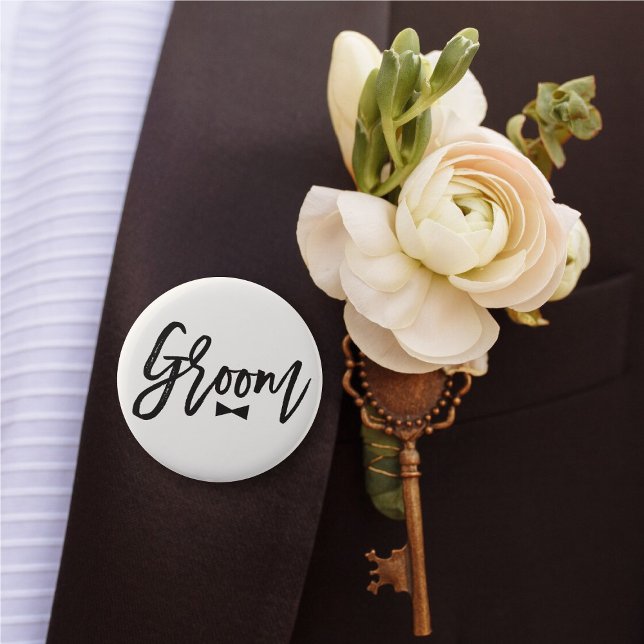Bóton Redondo 5.08cm Festa de casamento do Arco do Escopo Preto do Groo ('Groom' Bow Tie Black Brush Script Calligraphy Wedding Rehearsal Pin Button @ fatfatin_blue_knot)