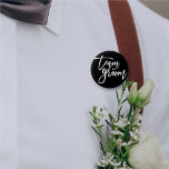 Bóton Redondo 5.08cm Festa de casamento Tie Chic do Arco de Script do P<br><div class="desc">Este design apresenta um script de caligrafia escovado moderno e ousado, 'grupo de equipes', branco, com um sotaque de arco em um fundo preto clássico. A cor de fundo pode ser alterada para qualquer cor de sua escolha. Você pode adicionar mais texto / informações / detalhes e/ou fotos a este...</div>