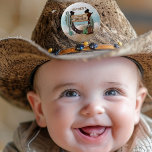 Bóton Redondo 5.08cm Festa de primeiro aniversario Rodeo Cowboy Ocident<br><div class="desc">É o seu pequeno "Primeiro Rodeio" e sabemos que está tão animado! Celebrar o cowboy no estilo rústico da vaca ocidental com esse garoto design do Partido primeiro aniversario. Apresenta uma base de areia aquosa com cactos sortidos, ferradura, botas e chapéu de cowboy junto com um cartaz de madeira rústica...</div>
