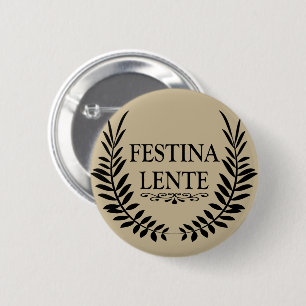 Bóton Redondo 5.08cm festina lente, aspas latin