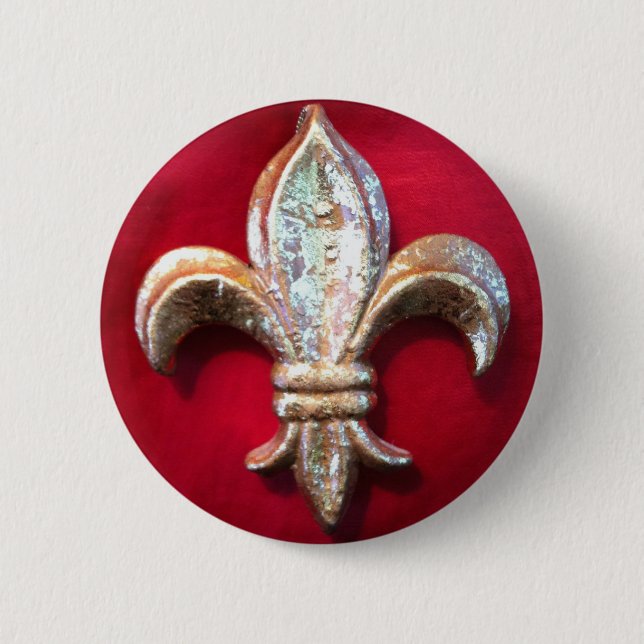 Bóton Redondo 5.08cm Flor de lis Dourado no vermelho (Frente)