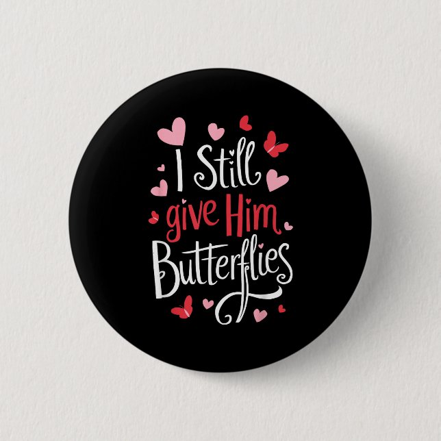Bóton Redondo 5.08cm For Couples _ I Still Give Him Butterflies _ Funny (Frente)