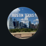Bóton Redondo 5.08cm Fotografia Skyline na Cidade de Austin do Texas<br><div class="desc">Este moderno botão de Austin Texas mostra um belo céu azul e nuvens acima do horizonte da cidade. Todos os novos prédios contra as bonito árvores verdes que epitomizam a beleza do centro urbano e a natureza do lugar. Oferta de manutenção de viagem para um visitante ou uma Austinita local...</div>