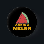 Bóton Redondo 5.08cm Fruta De Melancia Engraçada E Bonita Joga Uma Em U<br><div class="desc">Um Em Um Melão. Design de trocadilho engraçado e humorístico para alguém especial e digno de seu amor. Esta doce e doce mercadoria de melancia é excelente para dia de as mães ou dia de os pais. Perfeito para o dia do dia de os namorados ou da amizade. presente de...</div>