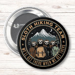 Bóton Redondo 5.08cm Funny Camping Cote Sloth Hiking Team<br><div class="desc">Este engraçado botão de fora da porta com o ditado "Sloth Hiking Team We Will Get Here When We Get Lá" apresenta uma linda família de acampamentos de preguiça descansando perto das montanhas. Exprime com humor uma aventura de retorno, um ritmo de vida lento e constante enquanto explorava a natureza...</div>
