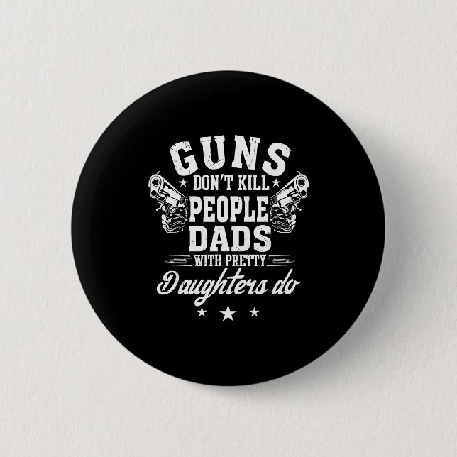 Bóton Redondo 5.08cm Guns Don't Kill People Dads With Pretty Daughters  (Frente)
