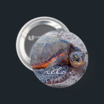 Bóton Redondo 5.08cm Hawaii Honu Sea Turtle Fotografia Relax Script Bol<br><div class="desc">As tartarugas marinhas havaianas certamente sabem como relaxar ao sol. Volte para as brisas quentes das Ilhas Havaianas com este botão calmante e colorido. Sua escolha de 5 tamanhos de botão redondos (pequeno, padrão, grande, enorme, colossal) e 1 tamanho de botão quadrado. Faz um presente excelente para um amigo, ou...</div>