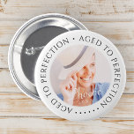 Bóton Redondo 5.08cm Idade para Perfeição Foto simples moderna de anive<br><div class="desc">Este design simples e moderno é composto por tipografia de serifa e adiciona uma foto personalizada. "Aged to Perfection" rodeia a foto personalizada.</div>