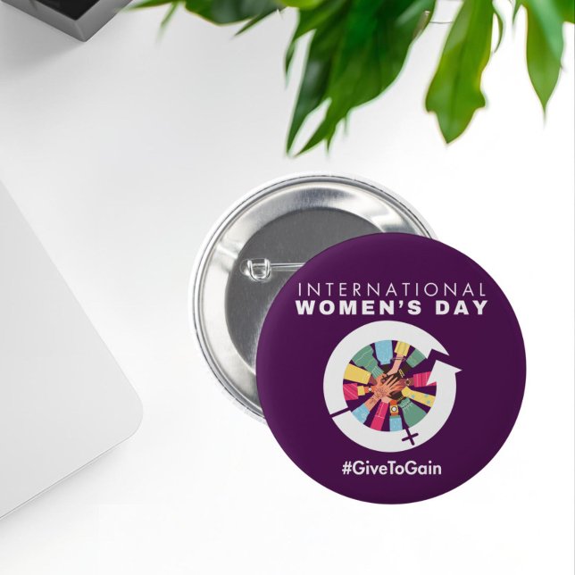 Bóton Redondo 5.08cm International Women’s Day 2026 Give To Gain (Criador carregado)