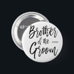 Bóton Redondo 5.08cm Irmão do estilo do roteiro do noivo |<br><div class="desc">Faça o irmão do acréscimo da sensação do noivo apreciado com este botão conhecido feito sob encomenda especial.

Caracteriza as palavras "irmão do noivo" em um roteiro elegante.</div>