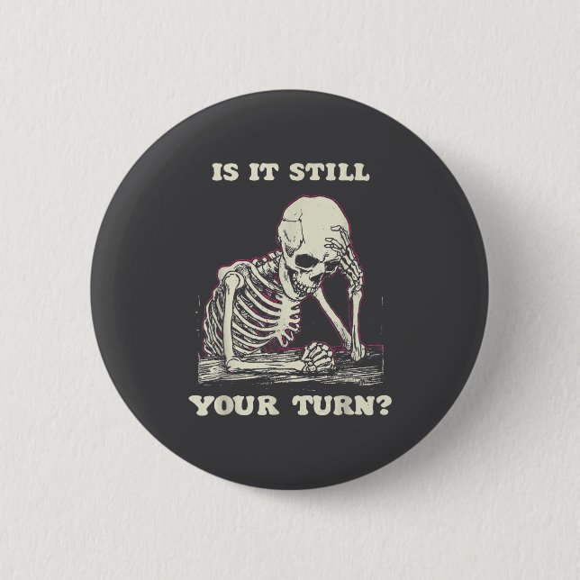 Bóton Redondo 5.08cm Is It Still Your Turn Funny Skeleton Waiting Quote (Frente)