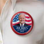 Bóton Redondo 5.08cm Joe Biden 2024 Foto - fronteira vermelha da bandei<br><div class="desc">Um design tradicional com uma foto de Biden com uma bandeira americana acenando ao fundo. As fontes clássicas são usadas para fazer deste um design clássico para esta eleição. Ele está concorrendo às eleições de 2024 no Primário Democrata.</div>