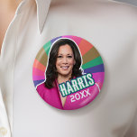 Bóton Redondo 5.08cm Kamala Harris - design de campanha colorido pop<br><div class="desc">Um design brilhante e colorido para o Vice-Presidente dos Estados Unidos - Kamala Harris. Um design não tradicional com uma foto de Kamala Harris e fundo cor-de-rosa e de raio verde.</div>