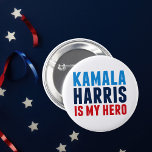 Bóton Redondo 5.08cm Kamala Harris é meu herói político<br><div class="desc">Kamala Harris é o botão Meu Herói. Para todas as mulheres negras e indianas que veem o modelo democrata Kamala Harris na Casa Branca como vice-presidente como uma inspiração para as raparigas em todo o lado.</div>