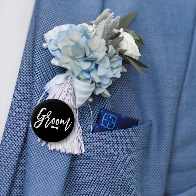 Bóton Redondo 5.08cm Laço da escova do noivo que Wedding o botão ('Groom' Bow Tie White Brush Script Calligraphy Wedding Rehearsal Pin Button @ fatfatin_blue_knot)