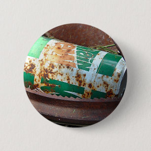 Bóton Redondo 5.08cm Lata de soda do vintage em uma pilha de sucata